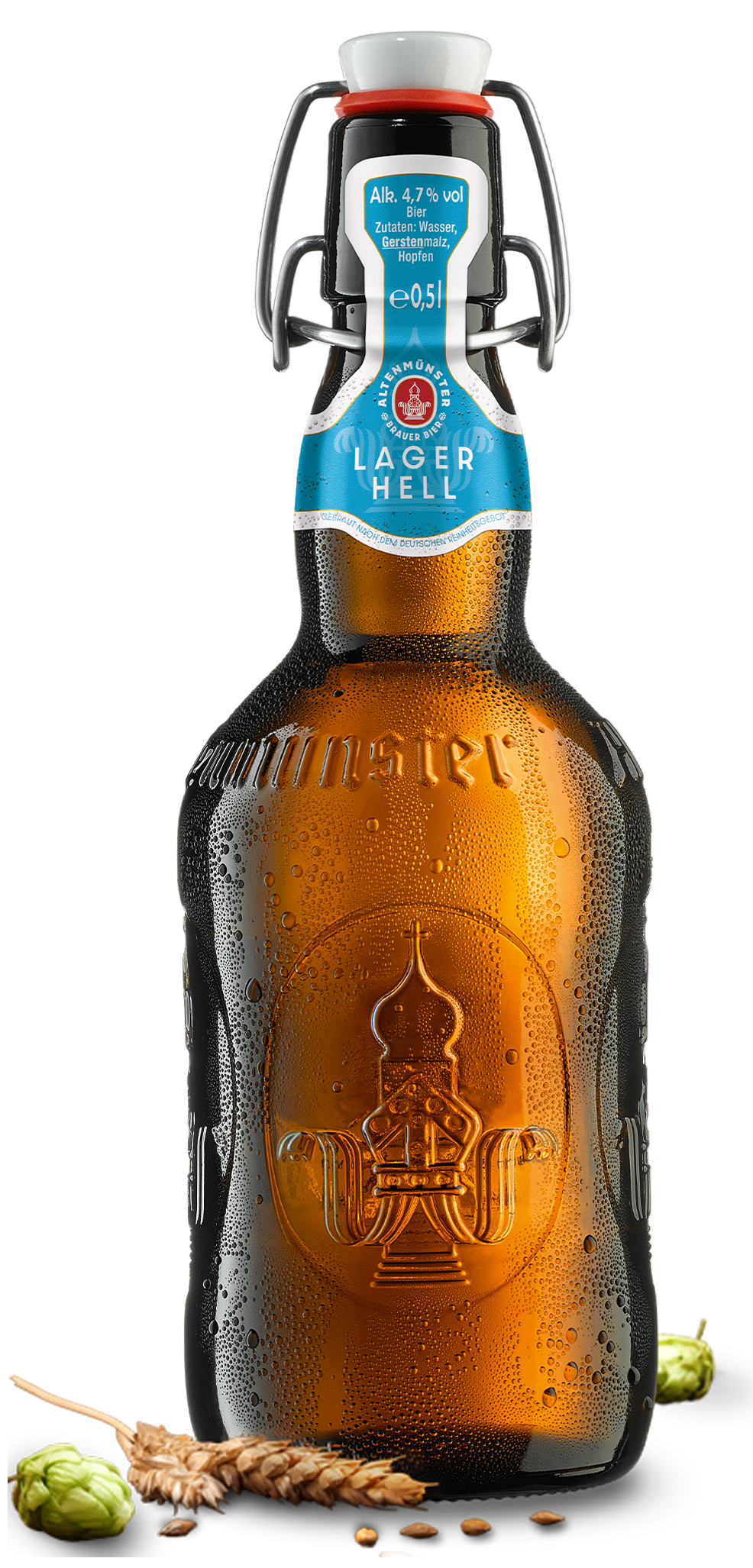 Eine Bierflasche mit Klemmverschluss und Etikett steht, umgeben von Hopfen und Gerste.