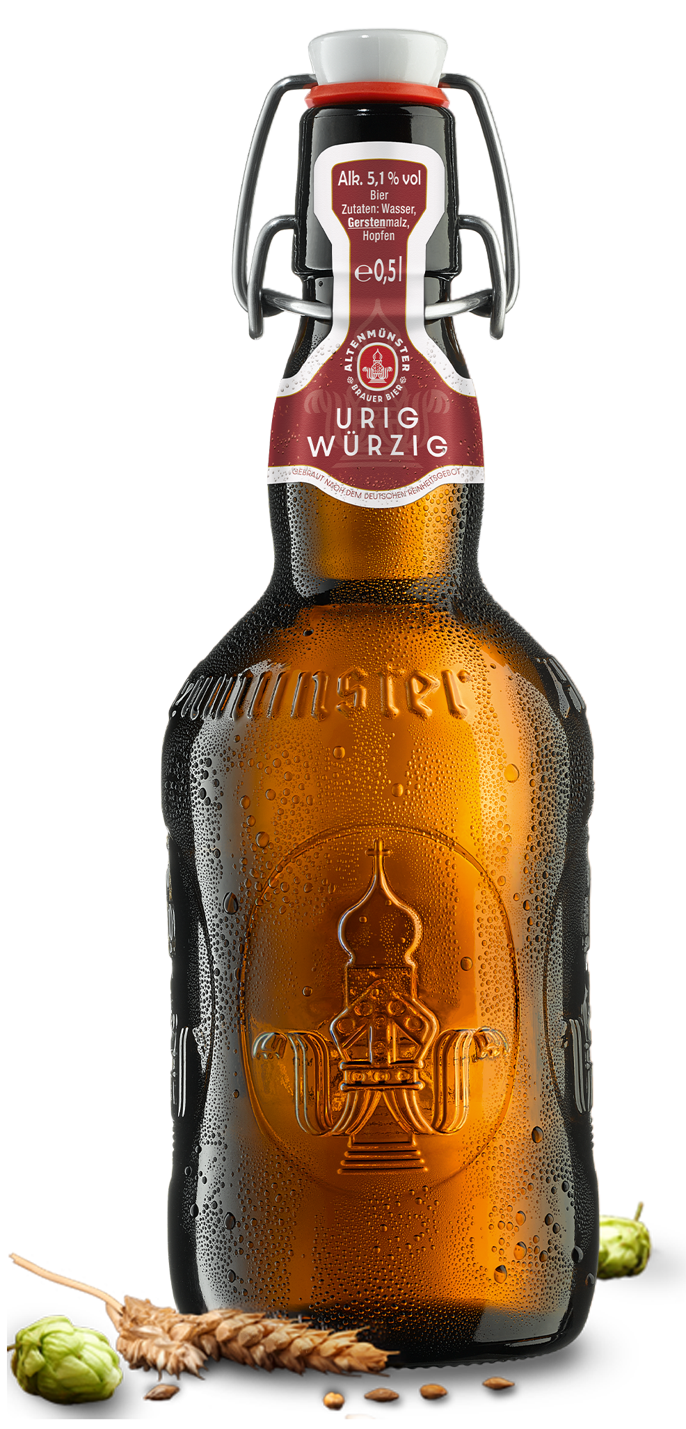 Eine verschlossene Bierflasche mit Kondenswasser und geprägtem Wappen steht im Vordergrund.