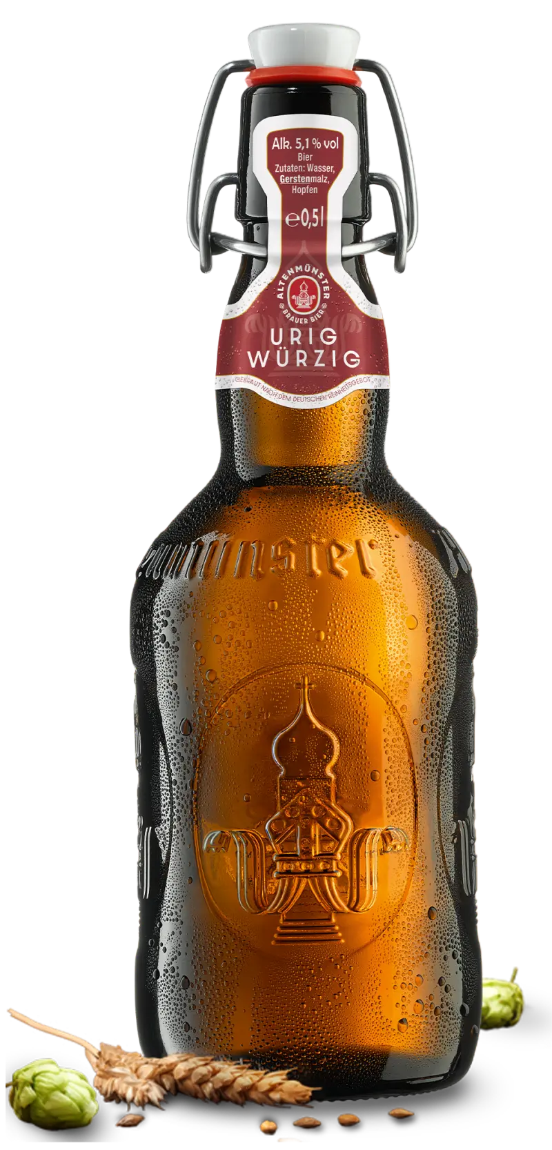 Eine verschlossene Bierflasche mit Kondenswasser und geprägtem Wappen steht im Vordergrund.